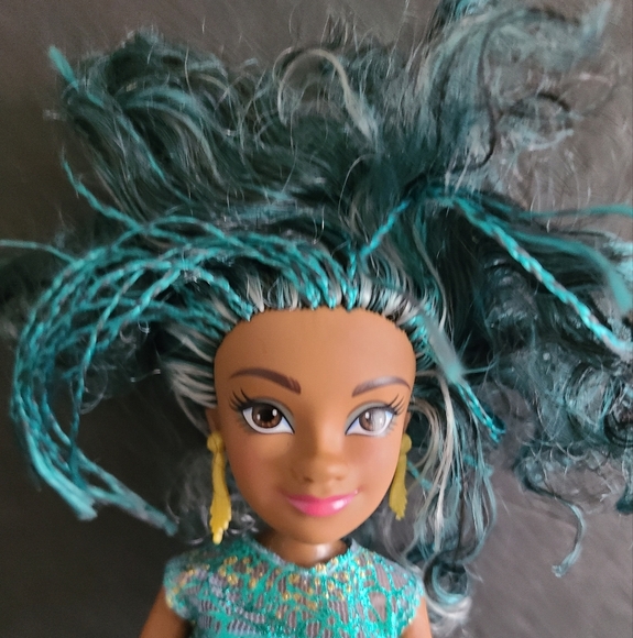 Disney Hasbro Descedants 2 Isle Of The Lost Royal Yacht Ball Uma Doll - Picture 2 of 6